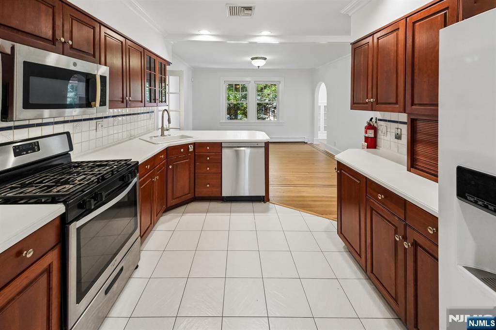 8 Laurel Avenue Property Photo 7