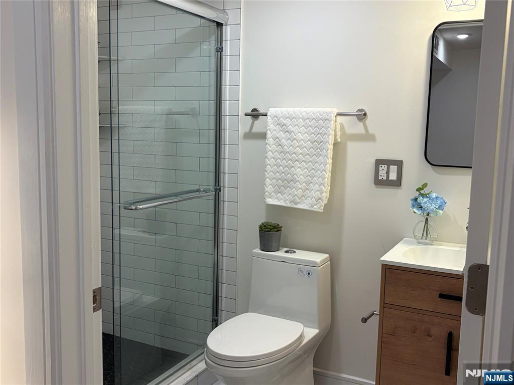 627 Valley Road E Property Photo 15