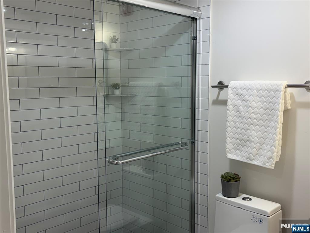 627 Valley Road E Property Photo 16