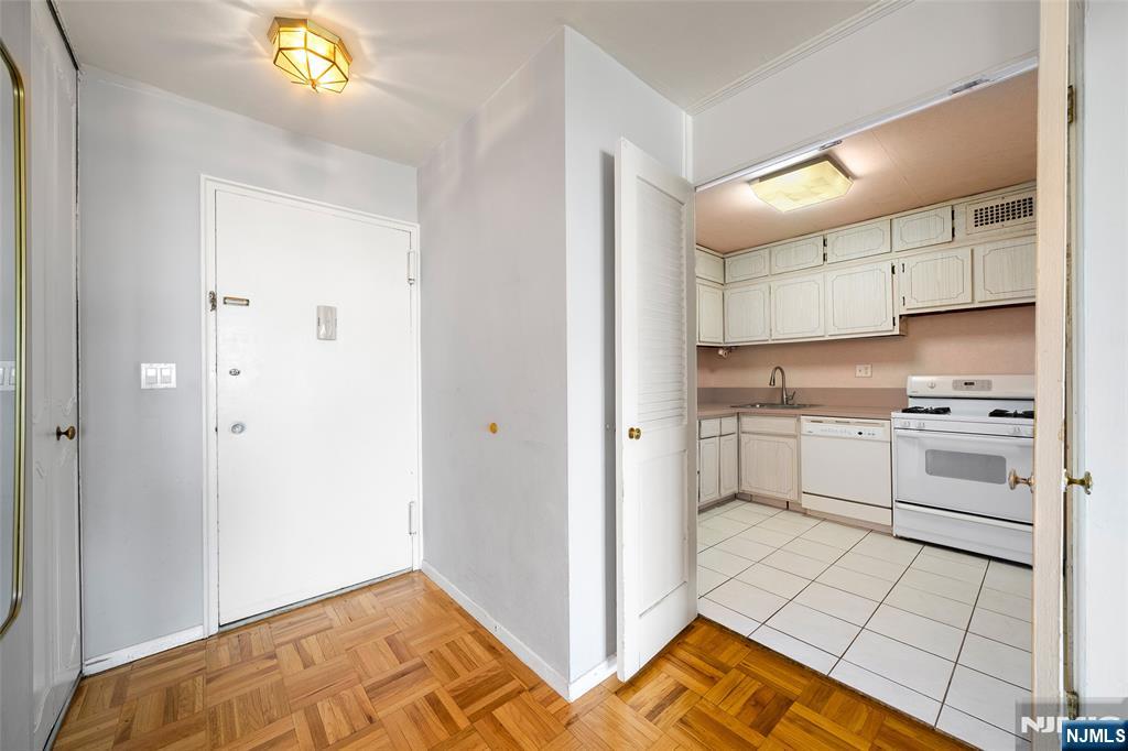 2100 Linwood 17c Property Photo 2