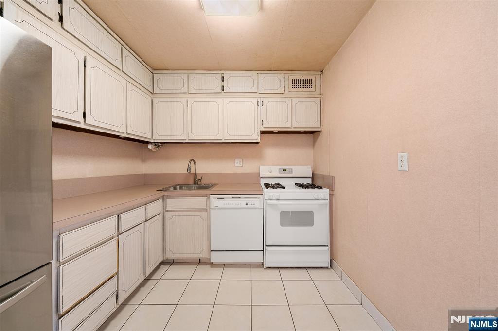 2100 Linwood 17c Property Photo 3