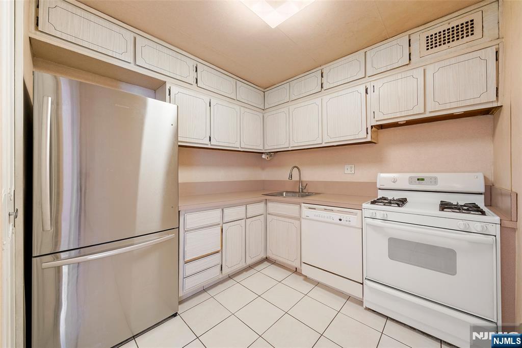 2100 Linwood 17c Property Photo 4