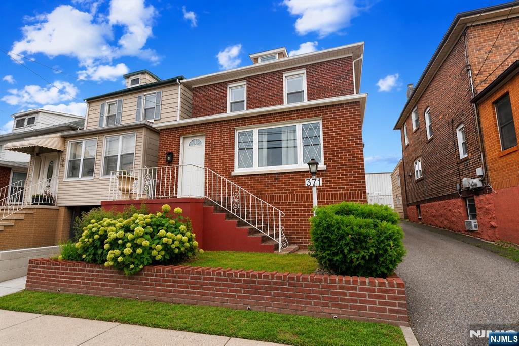 371 Park Avenue Property Photo 1