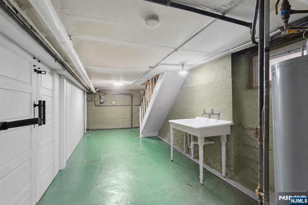 371 Park Avenue Property Photo 30