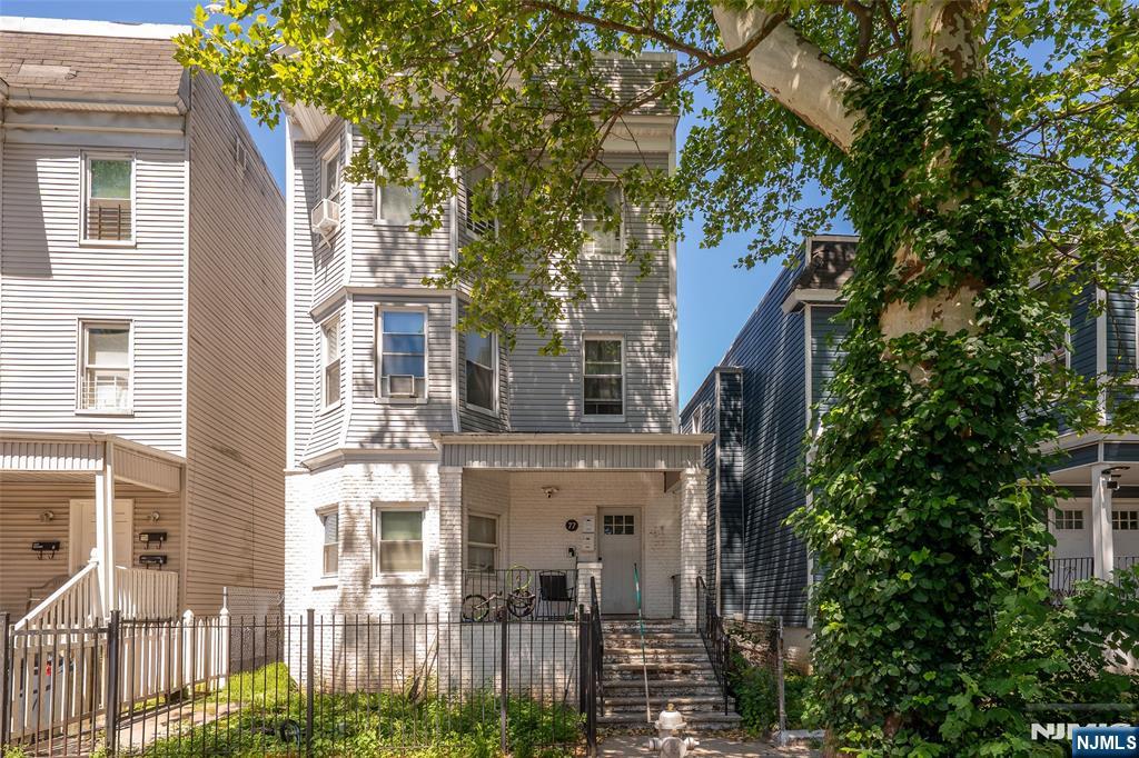 77 16th Property Photo 1