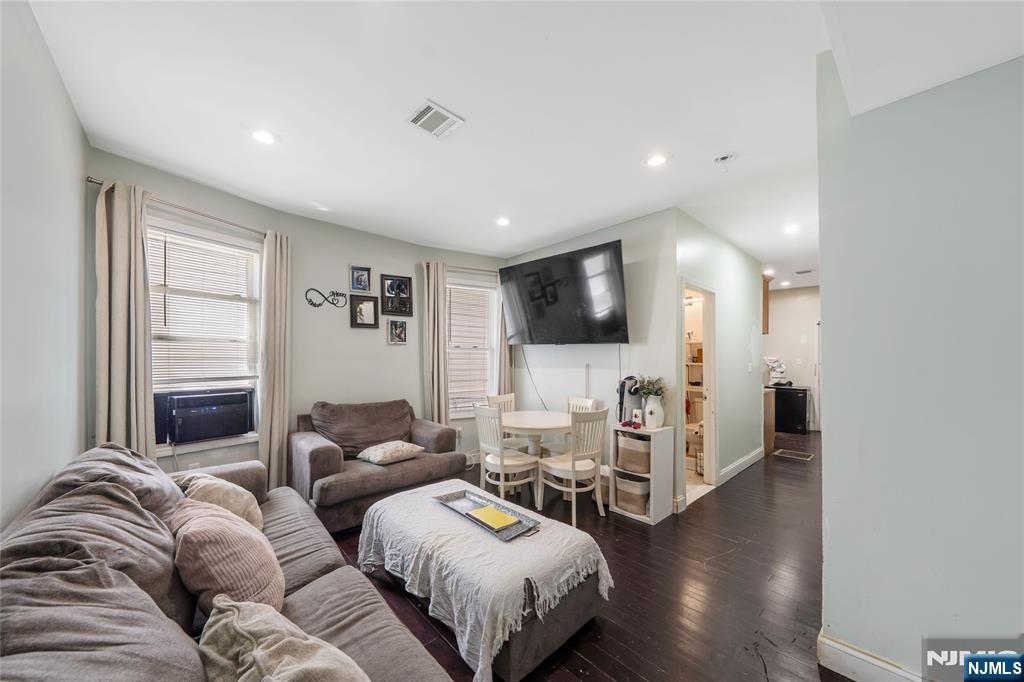 77 16th Property Photo 3