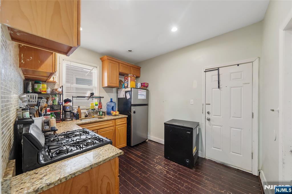 77 16th Property Photo 5