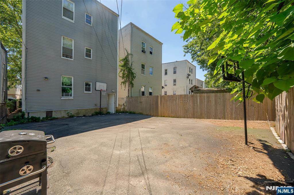 77 16th Property Photo 10