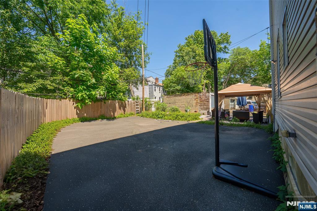 77 16th Property Photo 11