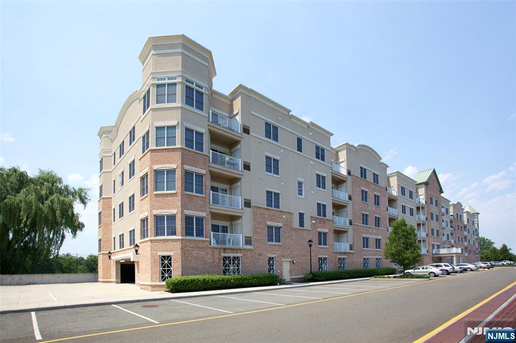 2107 Windsor Park Court 107 Property Photo 2