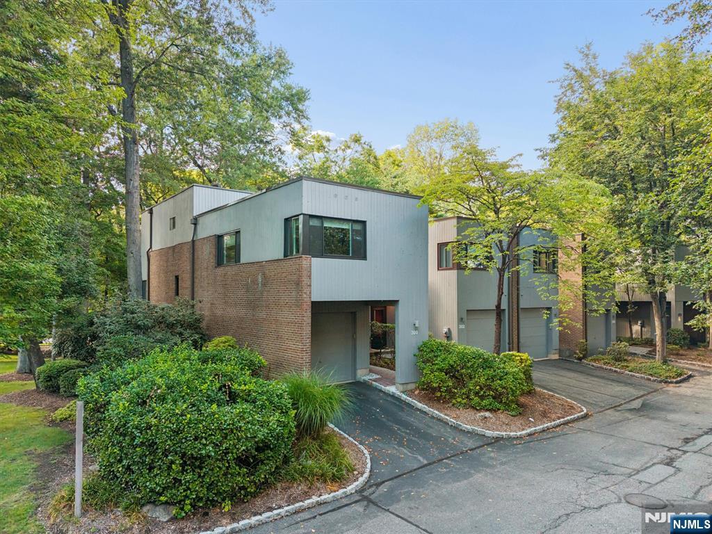 300 Pond Court 5e Property Photo 2