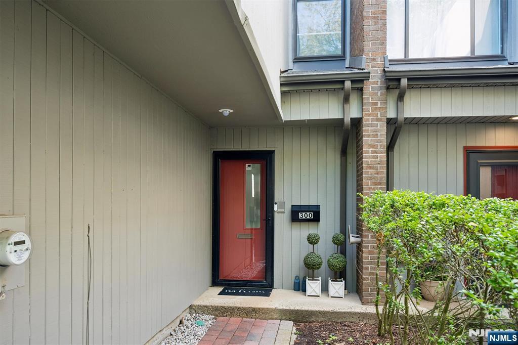 300 Pond Court 5e Property Photo 4