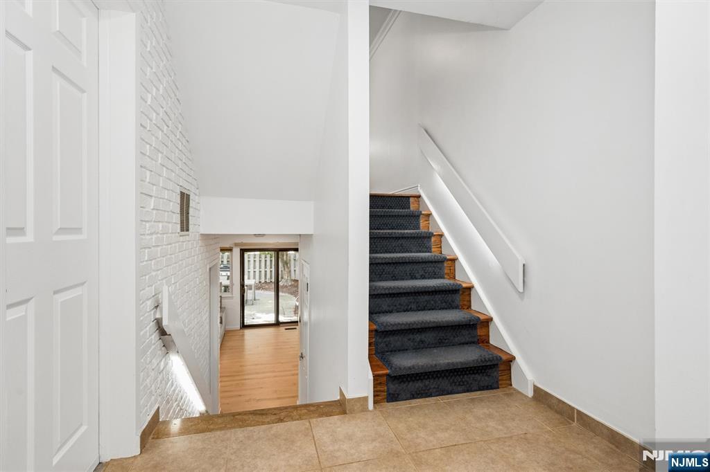 300 Pond Court 5e Property Photo 6