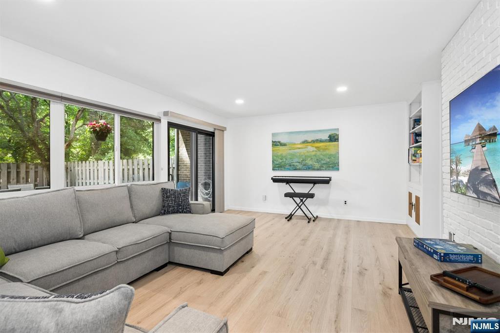300 Pond Court 5e Property Photo 16
