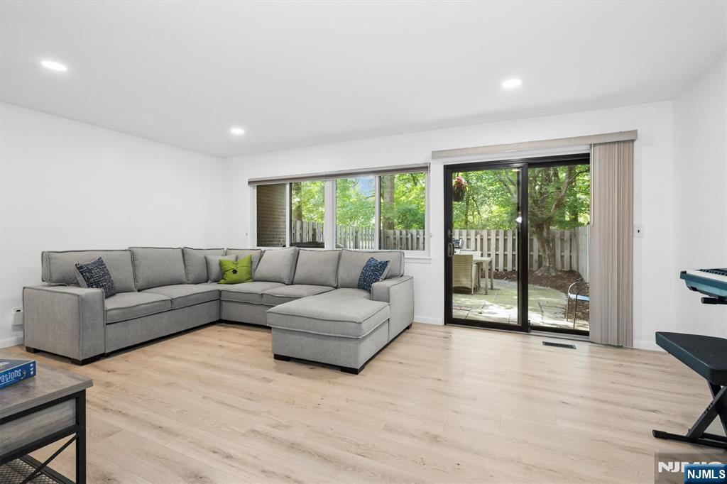 300 Pond Court 5e Property Photo 17