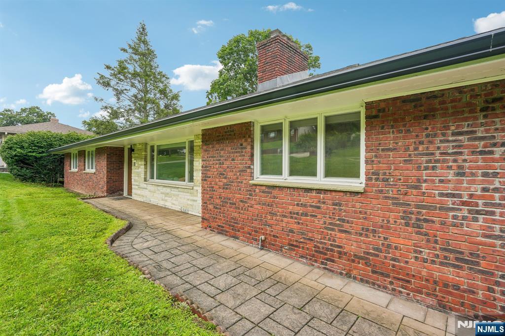31 Surrey Drive Property Photo 3