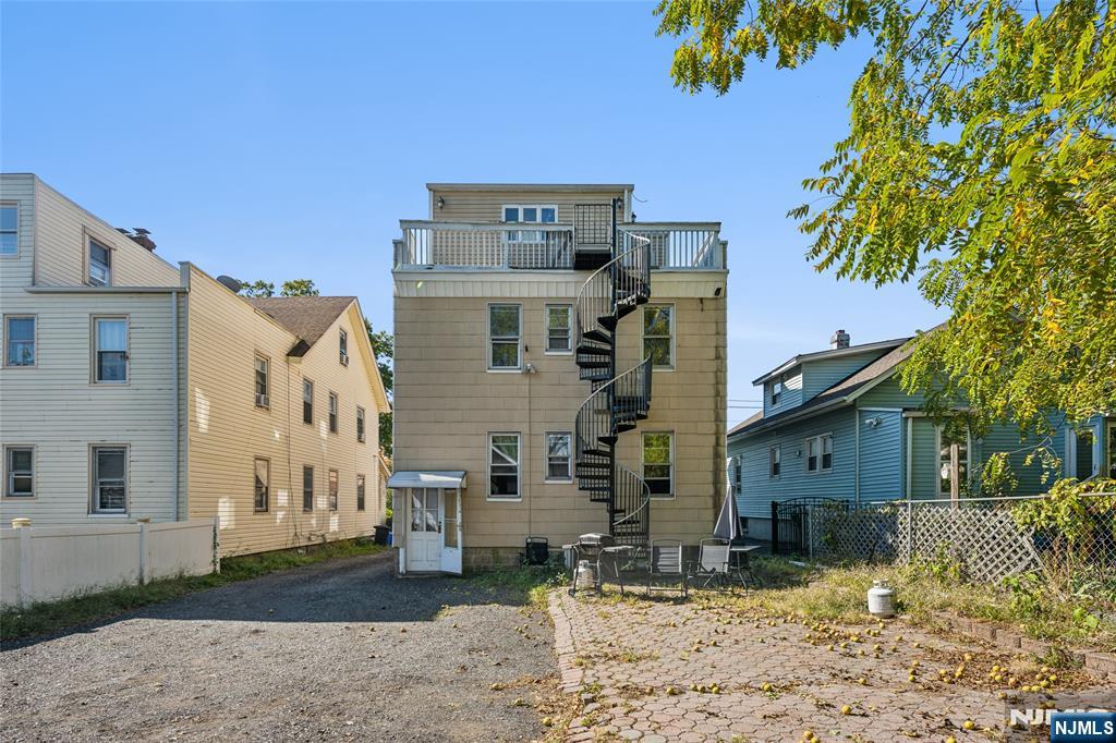 374 Boyden Avenue Property Photo 4