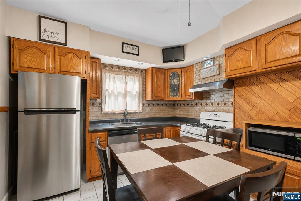 374 Boyden Avenue Property Photo 14