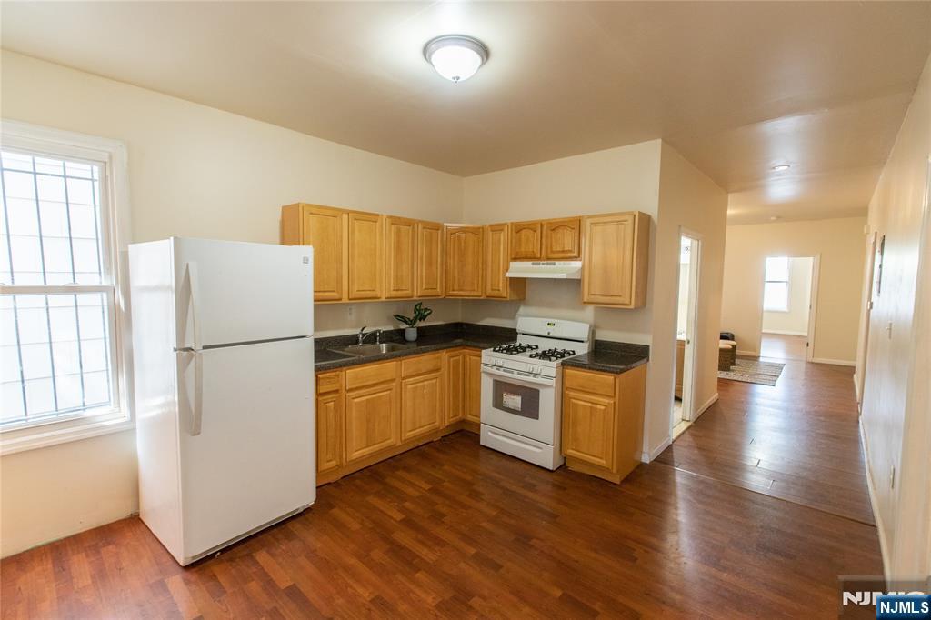 482 16th Street Property Photo 4