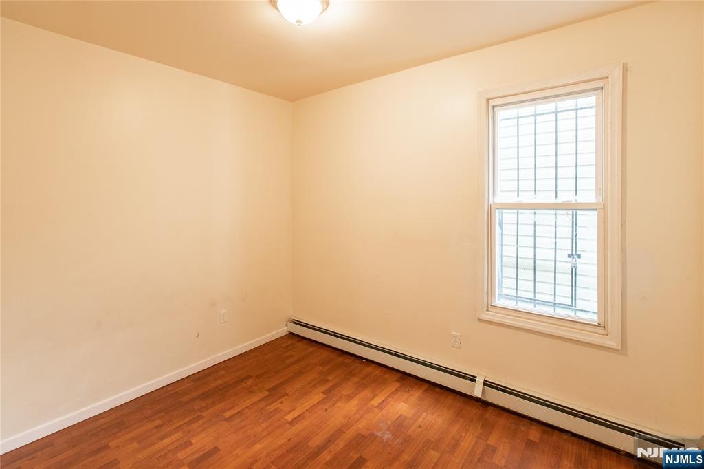 482 16th Street Property Photo 5