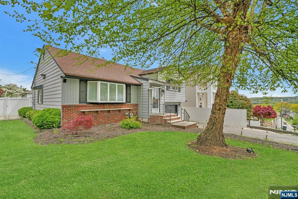 240 Gordon Avenue Property Photo 2