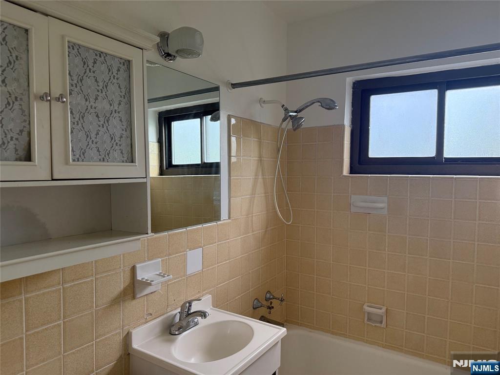 3040 Edwin 5j Property Photo 4