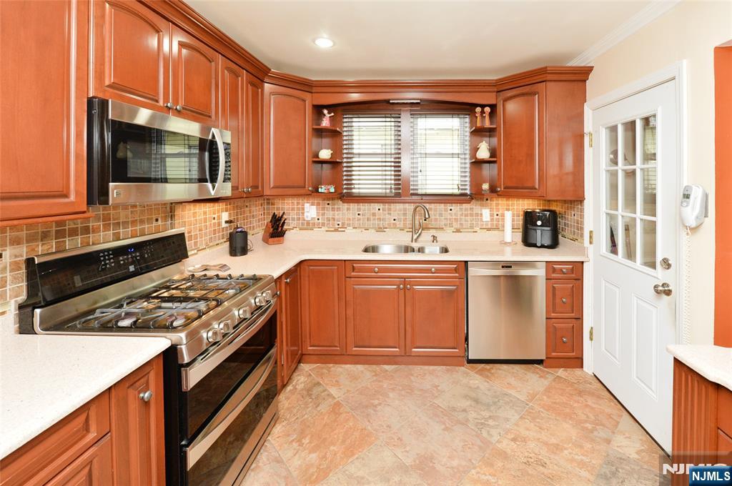 1556 Wyndmoor Avenue Property Photo 5