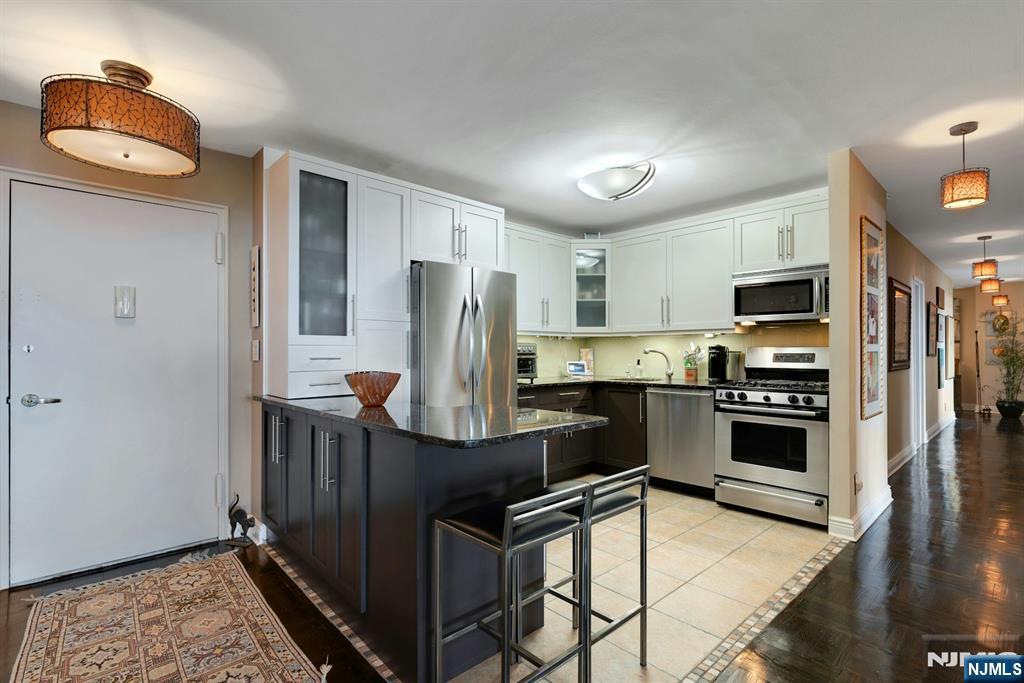 2000 Linwood Avenue 22c/d Property Photo 1