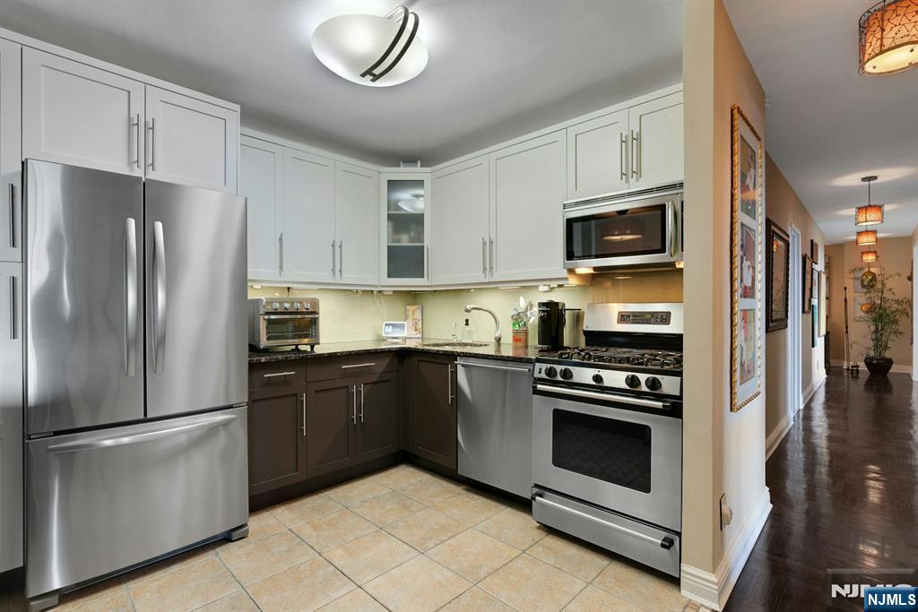 2000 Linwood Avenue 22c/d Property Photo 2