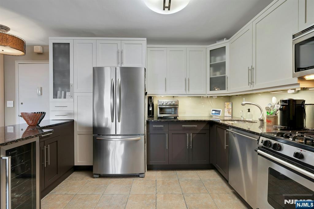 2000 Linwood Avenue 22c/d Property Photo 3