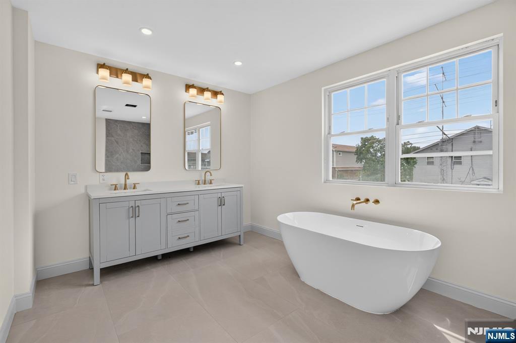 470 Grace Avenue Property Photo 16