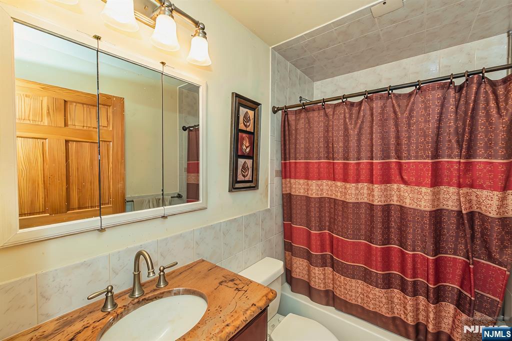 223 Division Avenue Property Photo 27