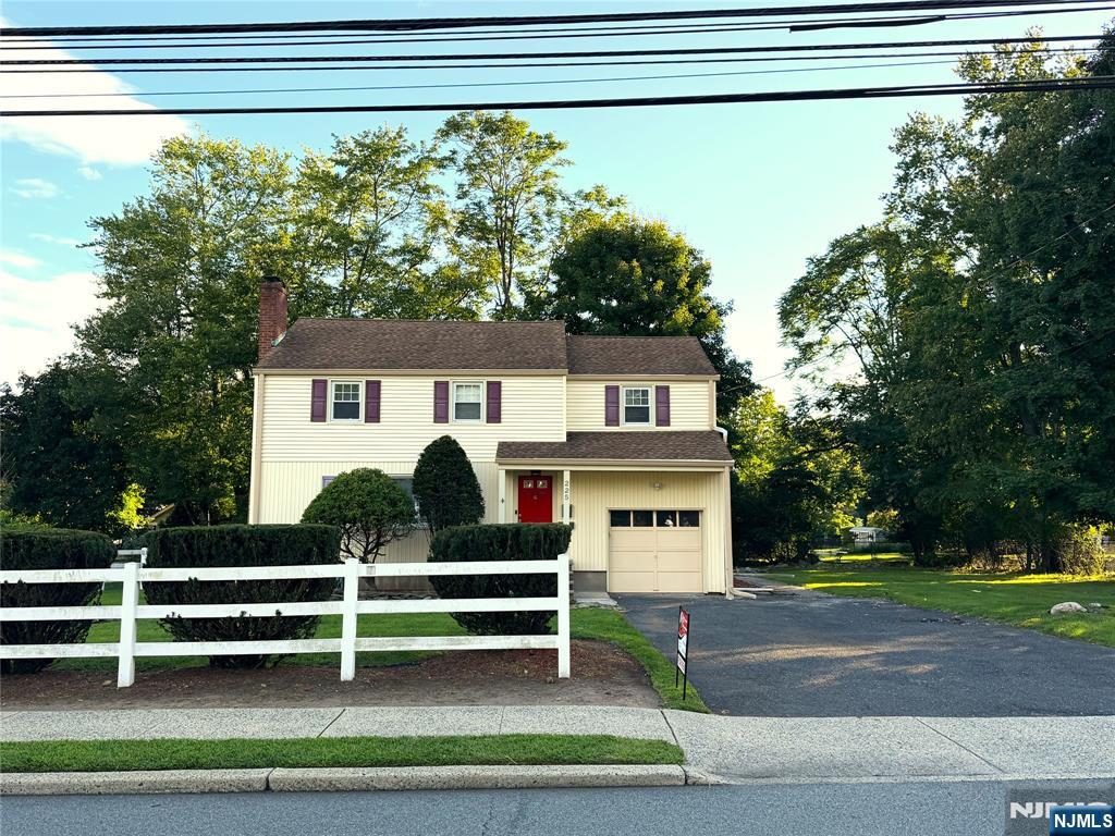 225 Hillside Avenue Property Photo 1