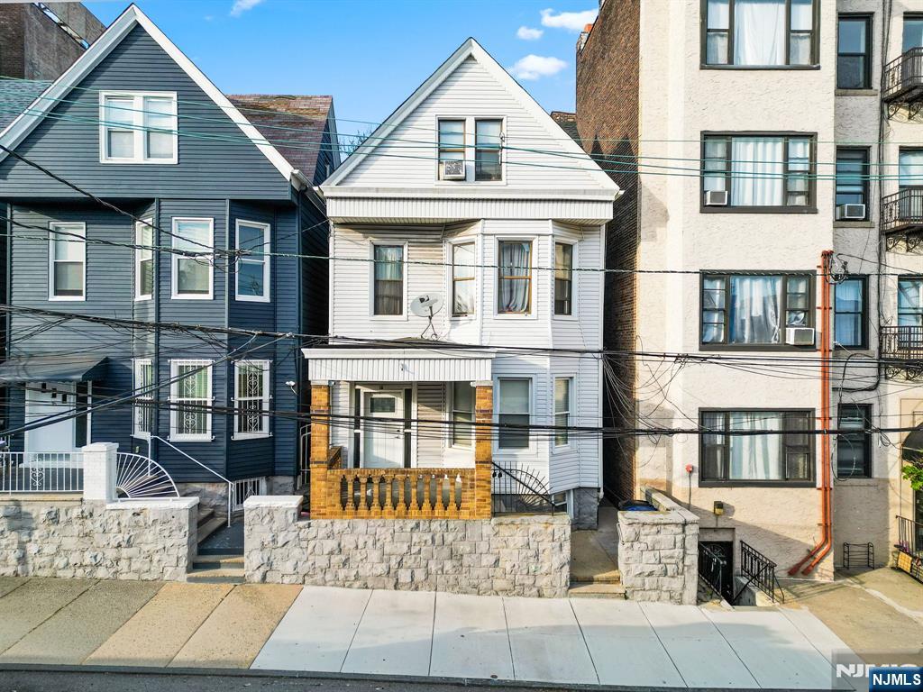 14 48th Street Property Photo 1