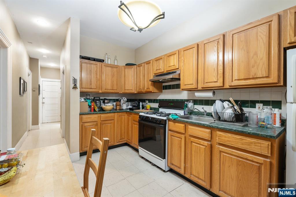14 48th Street Property Photo 15