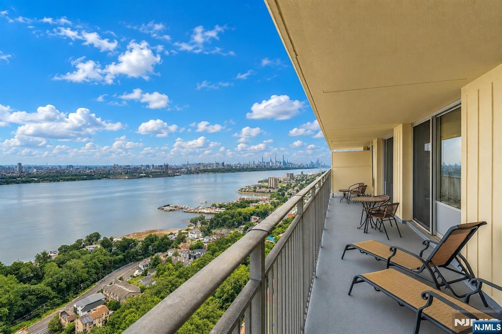 1530 Palisades Avenue 18k Property Photo 4