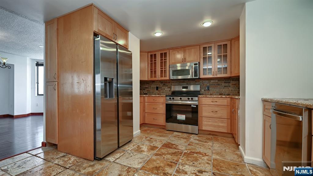 2140 Harmon Cove Tower 2140 Property Photo 4