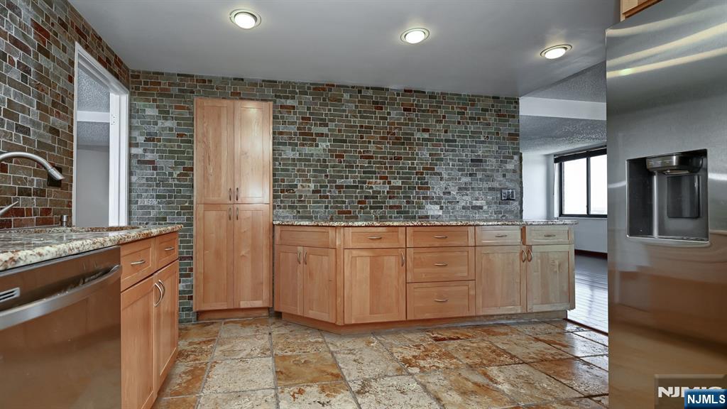 2140 Harmon Cove Tower 2140 Property Photo 5