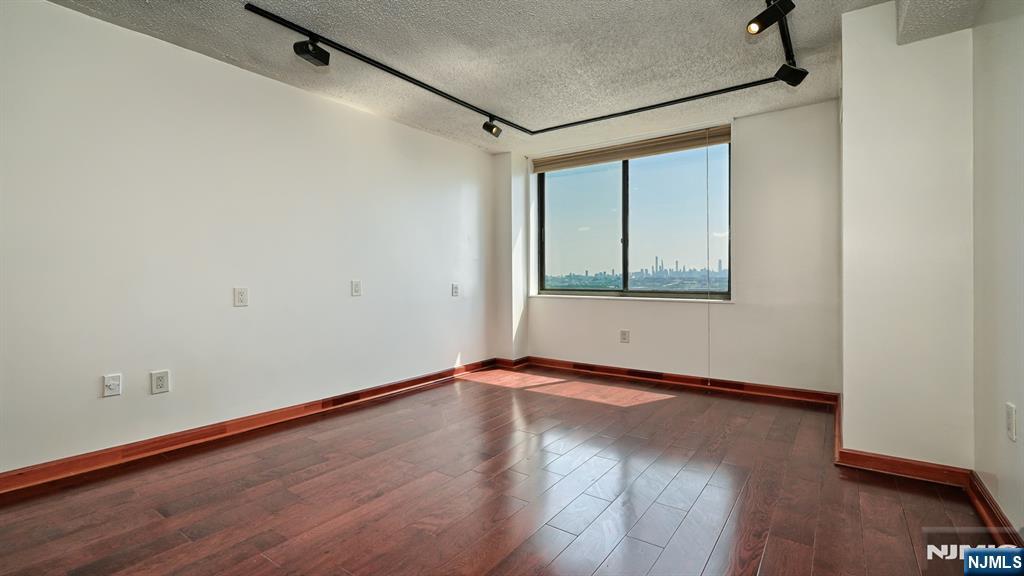 2140 Harmon Cove Tower 2140 Property Photo 14