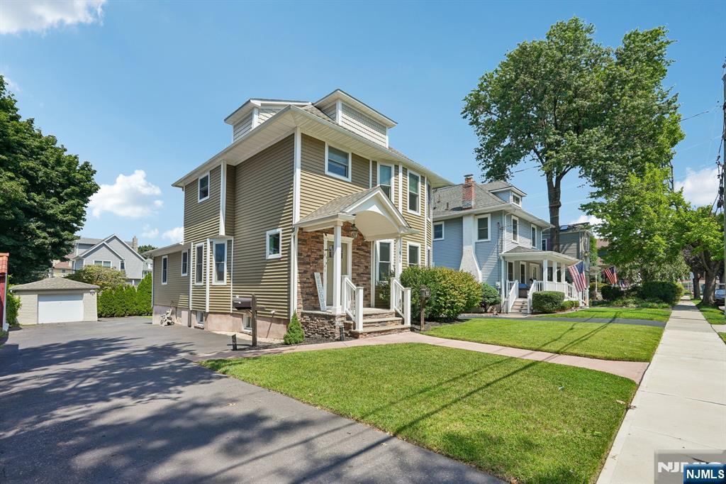 465 Oak Avenue Property Photo 2