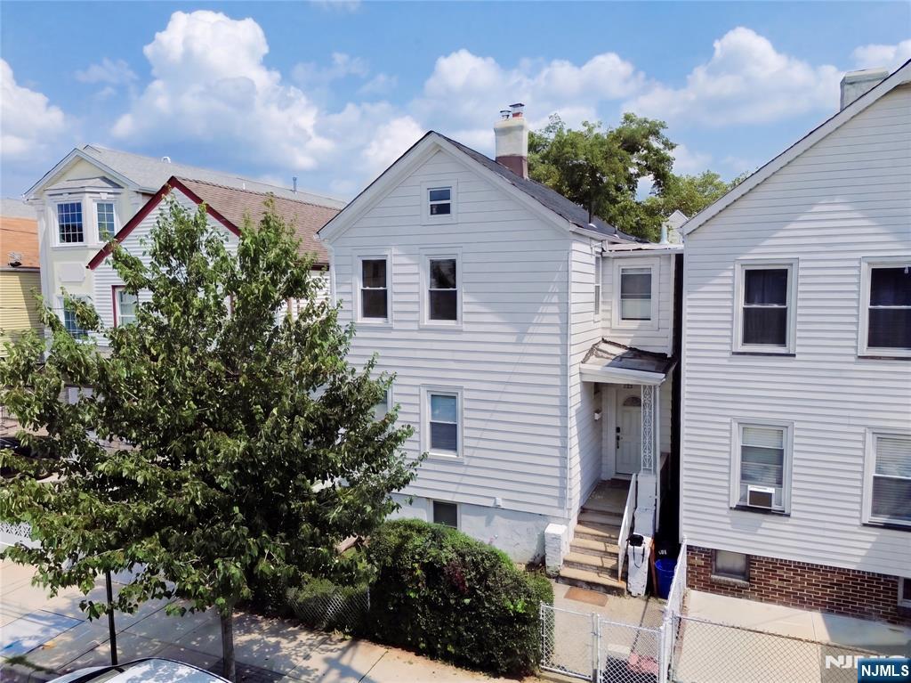 323 John Street Property Photo 1