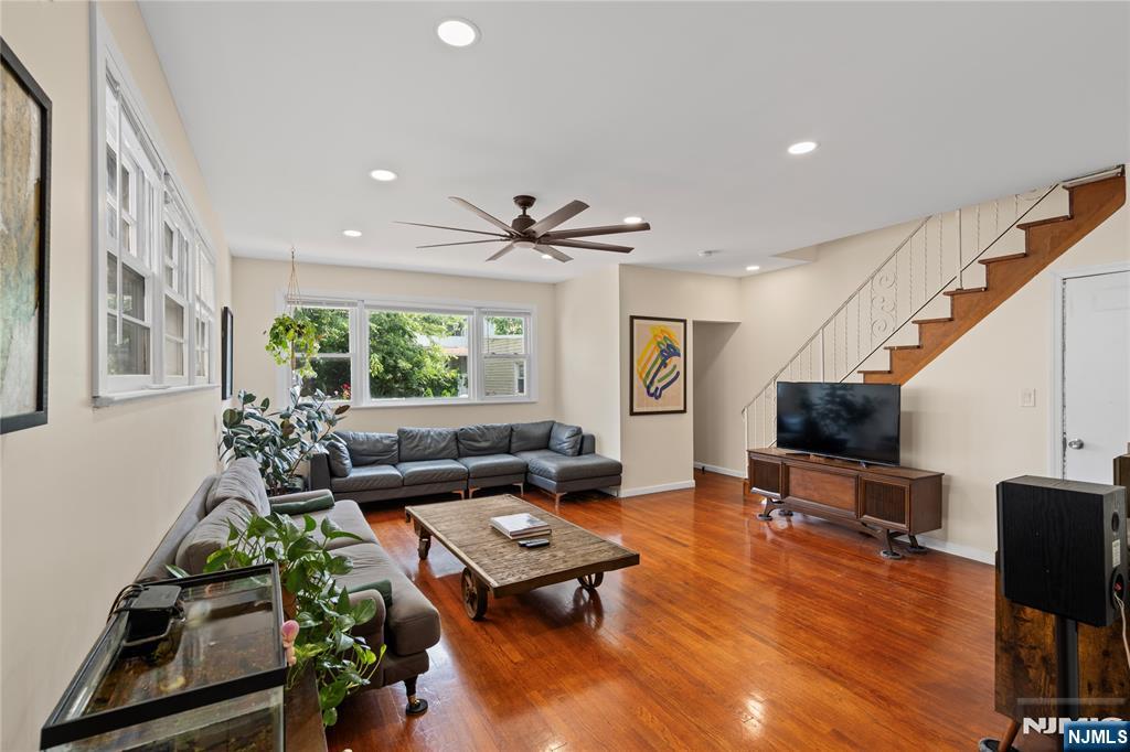 323 John Street Property Photo 2
