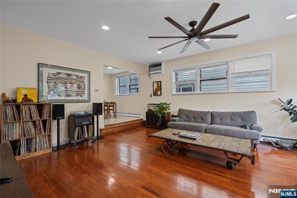 323 John Street Property Photo 4