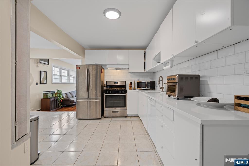323 John Street Property Photo 5