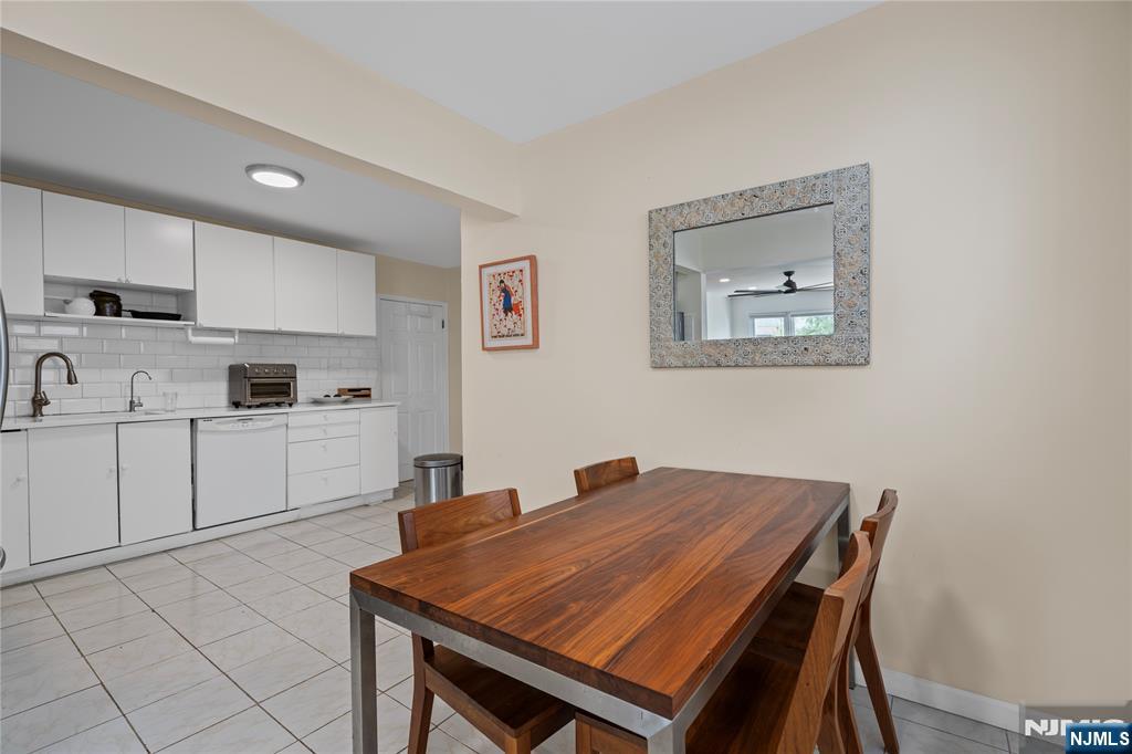 323 John Street Property Photo 7