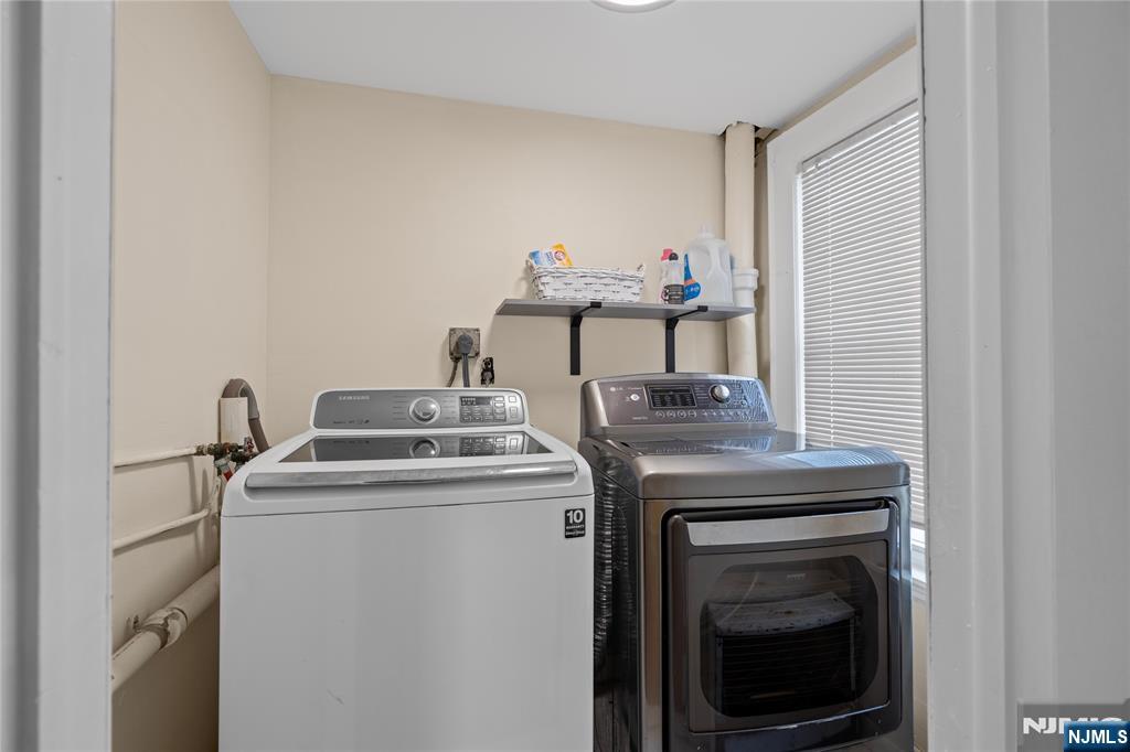 323 John Street Property Photo 16
