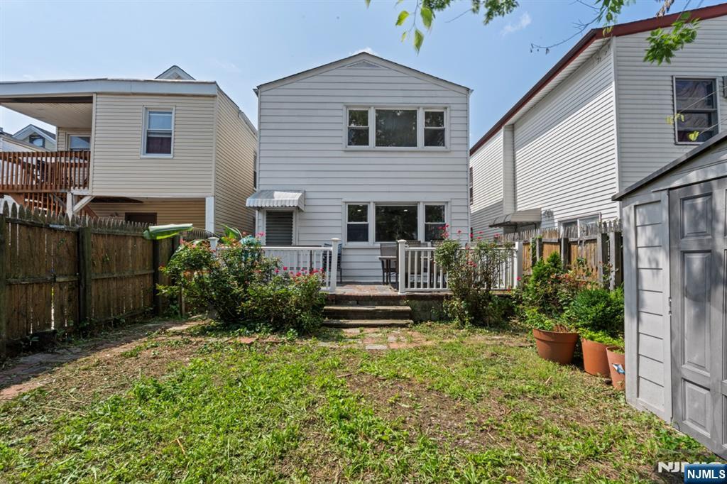 323 John Street Property Photo 19
