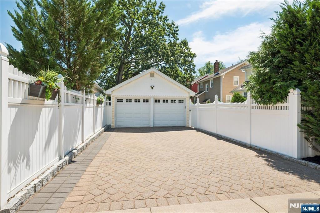 211 Walnut Avenue Property Photo 31