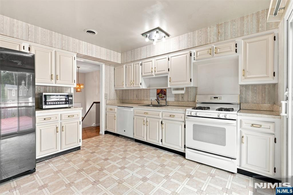 17 Lunn Avenue Property Photo 13