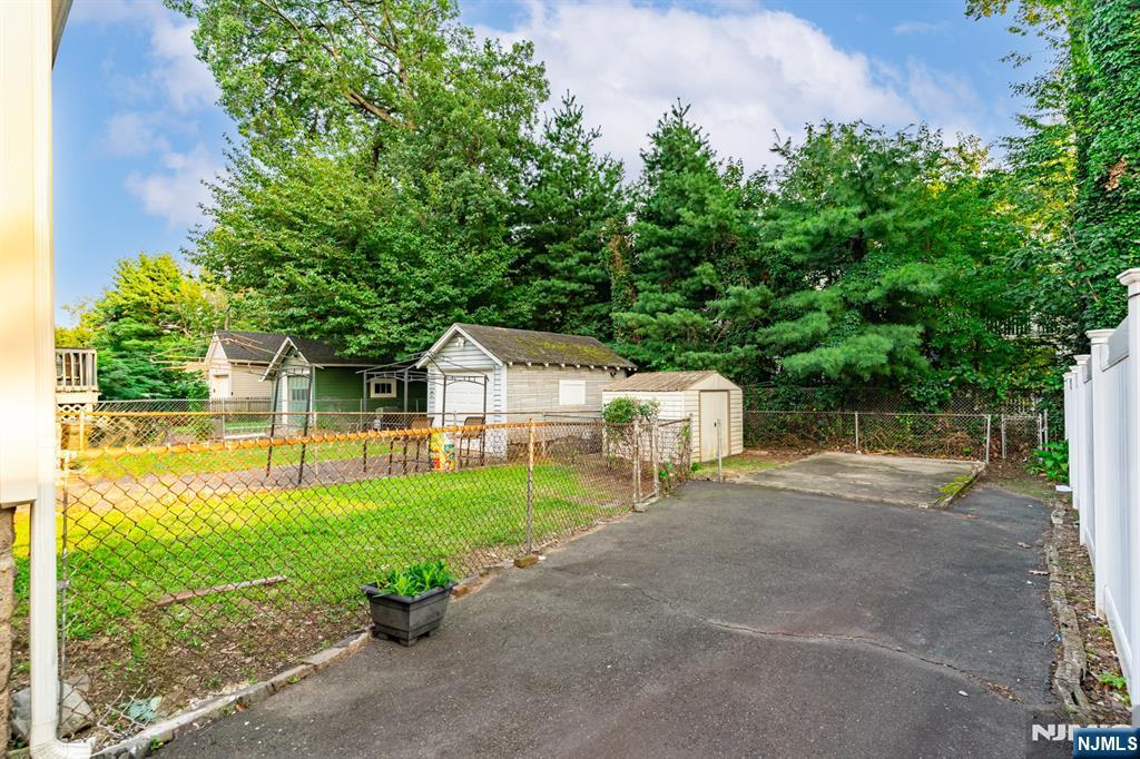64 E Almira Street Property Photo 14